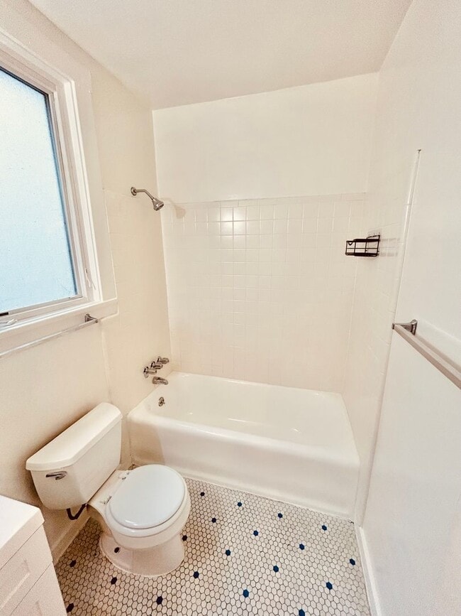 Building Photo - Beautiful 1 Bedroom located in one of San ...
