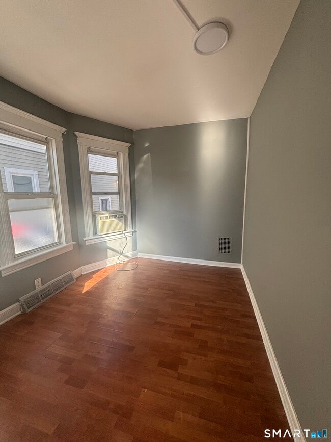 Building Photo - 473 Putnam St