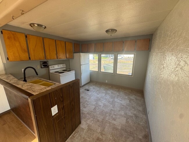 Building Photo - 2 bedroom, 1 bath manufactured home