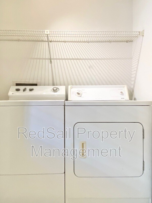 Building Photo - 348 Llewellyn Mews