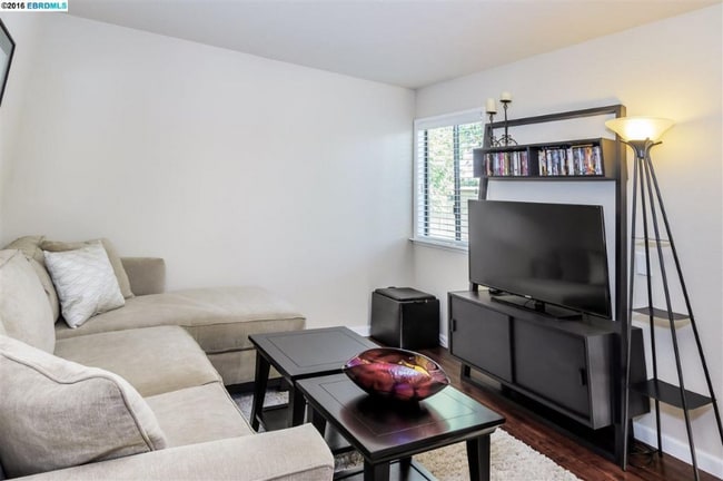 Building Photo - 884 Ruth Dr