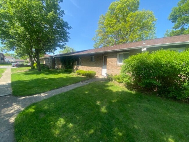 Building Photo - 2324 Woodbrook Cir N