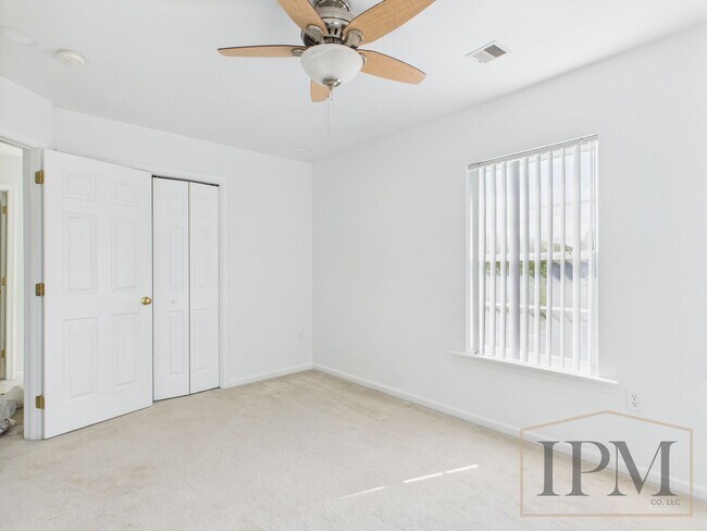 Building Photo - Beautiful 3 Bedroom End Unit in Highly Des...