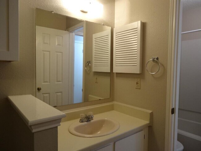Building Photo - 13716 Sablecrest Dr