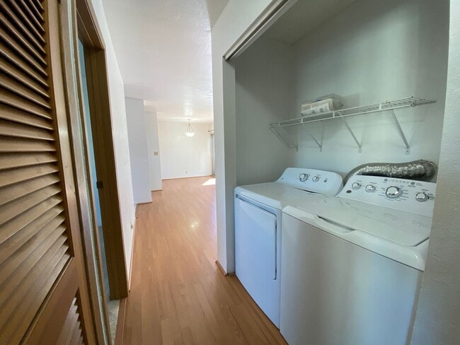 Building Photo - TOWNHOUSE - 3 BED/ 2 BATH/ 1 PARKING AT HARBOR POINTE (Just Listed)