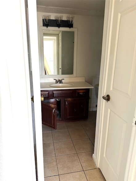 Building Photo - 2830 S Bartell Dr