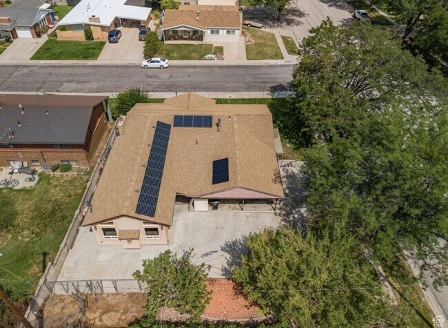 Building Photo - Single Family Home Close to SUU and Cedar High School