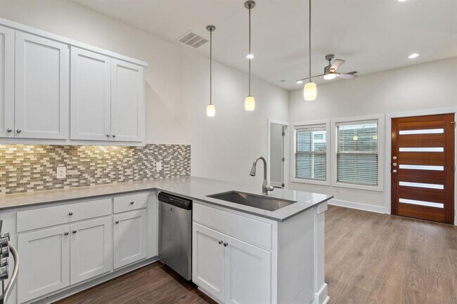 Building Photo - 720 Pedernales St