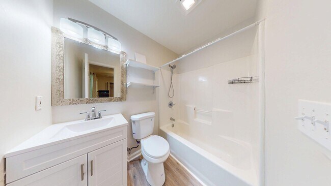 Building Photo - 500-502 Greentree