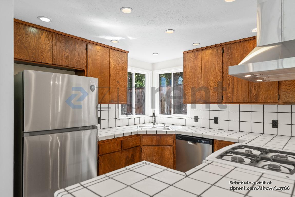 Building Photo - 130 Hyde Pl