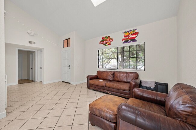 Building Photo - Spacious lot with no back house!