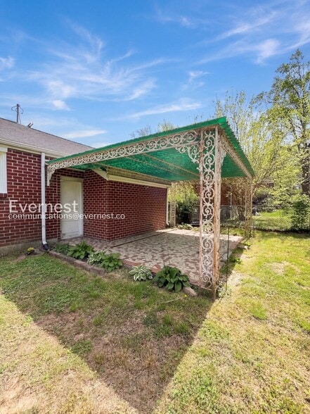 Building Photo - 3233 Southlake Dr