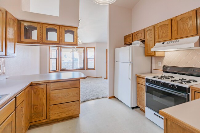 Building Photo - Inviting 3 Bed 2 Bath - Pet Friendly!