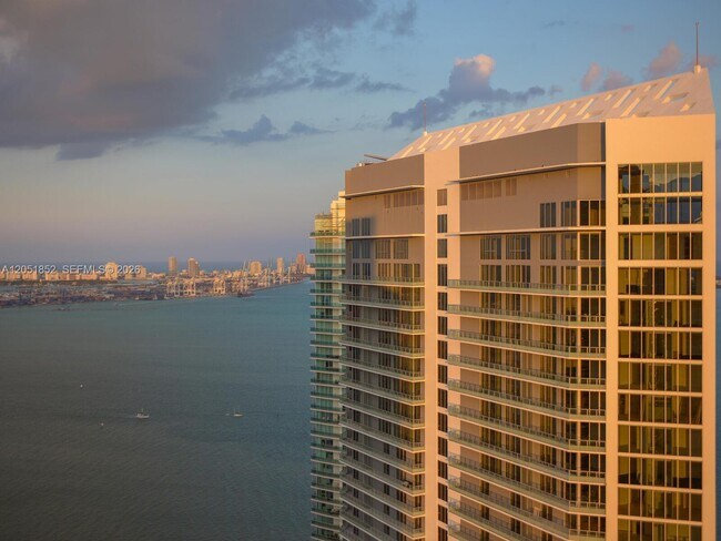 Building Photo - 1300 Brickell Bay Dr