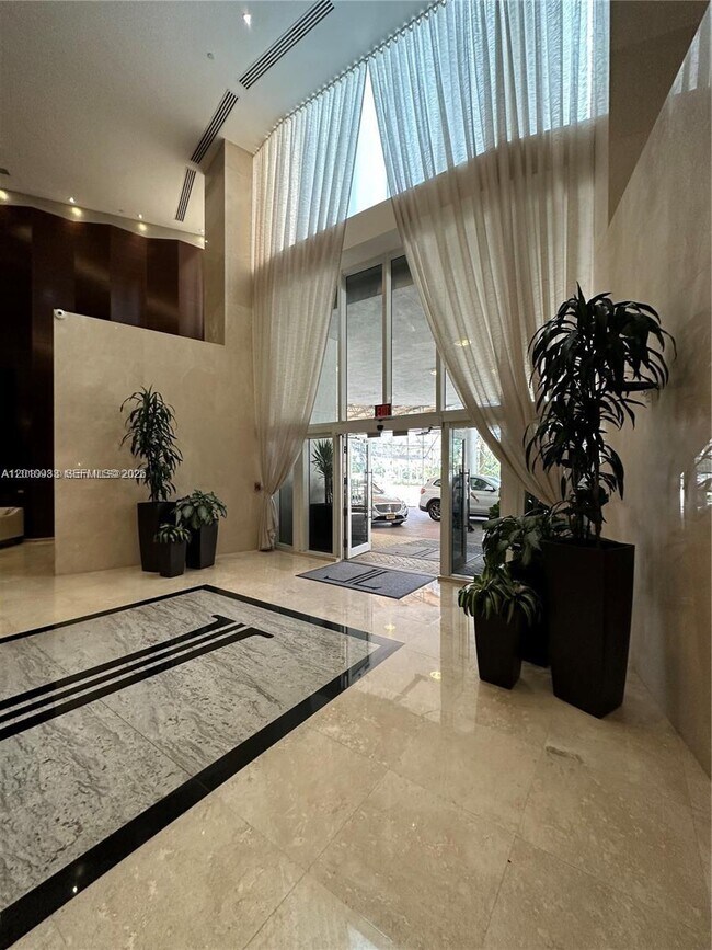 Building Photo - 15811 Collins Ave