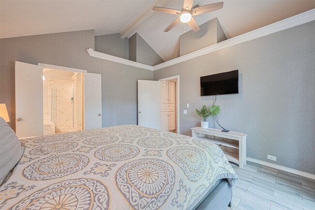 Building Photo - 8711 Pines Pl Dr
