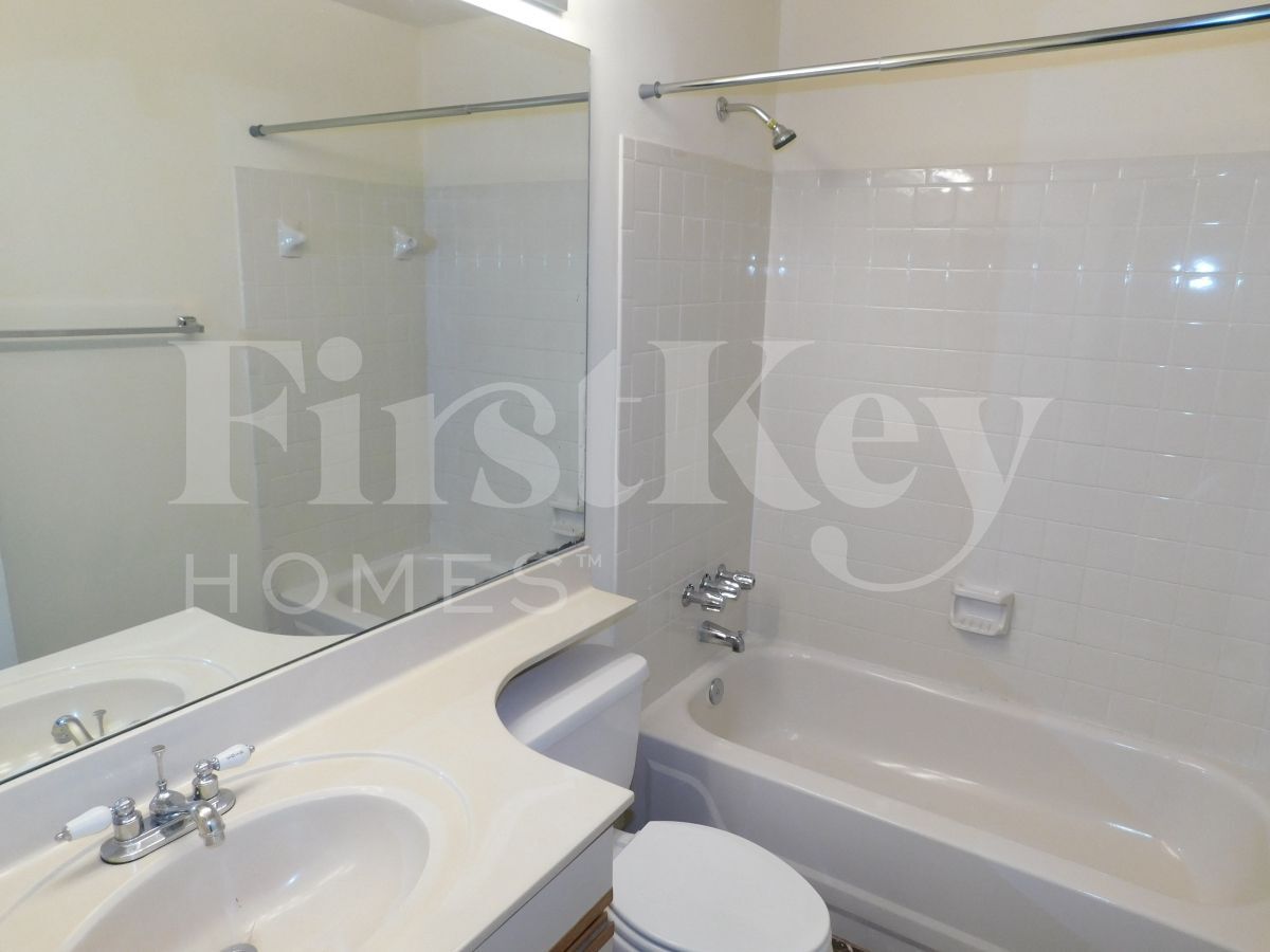 Building Photo - 3931 Springleaf Dr