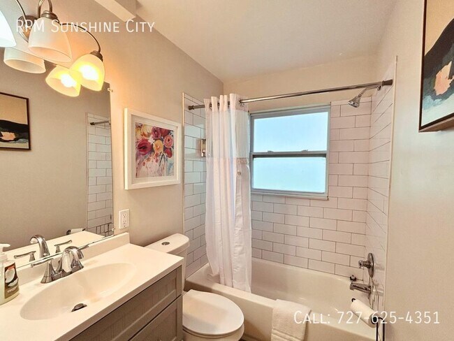 Building Photo - Back unit of large Duplex in Central Oak P...