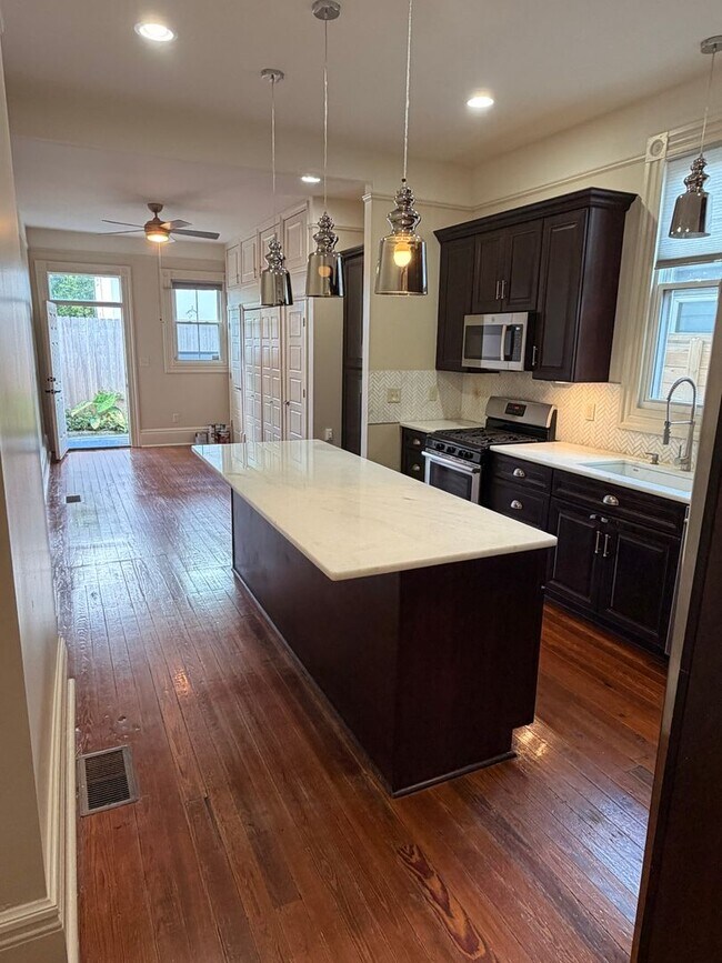 Building Photo - Gorgeous Two Story 3BD/2.5BA w/ Private Fenced in Backyard