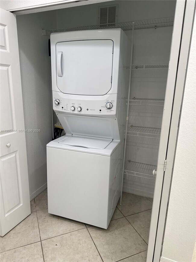 Building Photo - 324 NE 3rd St