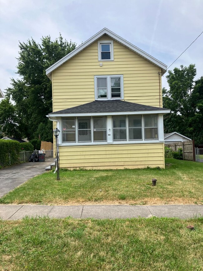 Building Photo - Spacious 3 Bed 1 Bath with Large Garage