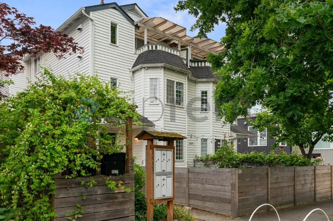 Building Photo - 1533 18th Ave S
