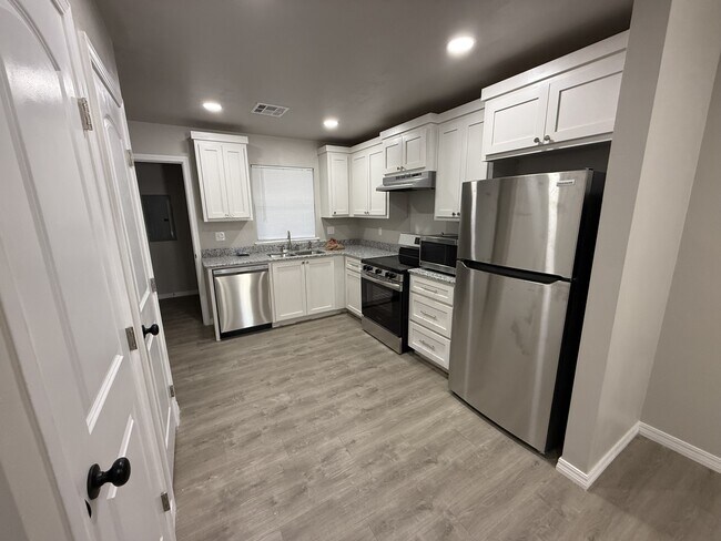 Building Photo - 220 N Johnston Ave