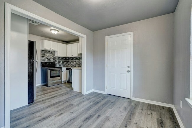 Building Photo - Prime Location! 2BR/1BA Home Minutes from ...