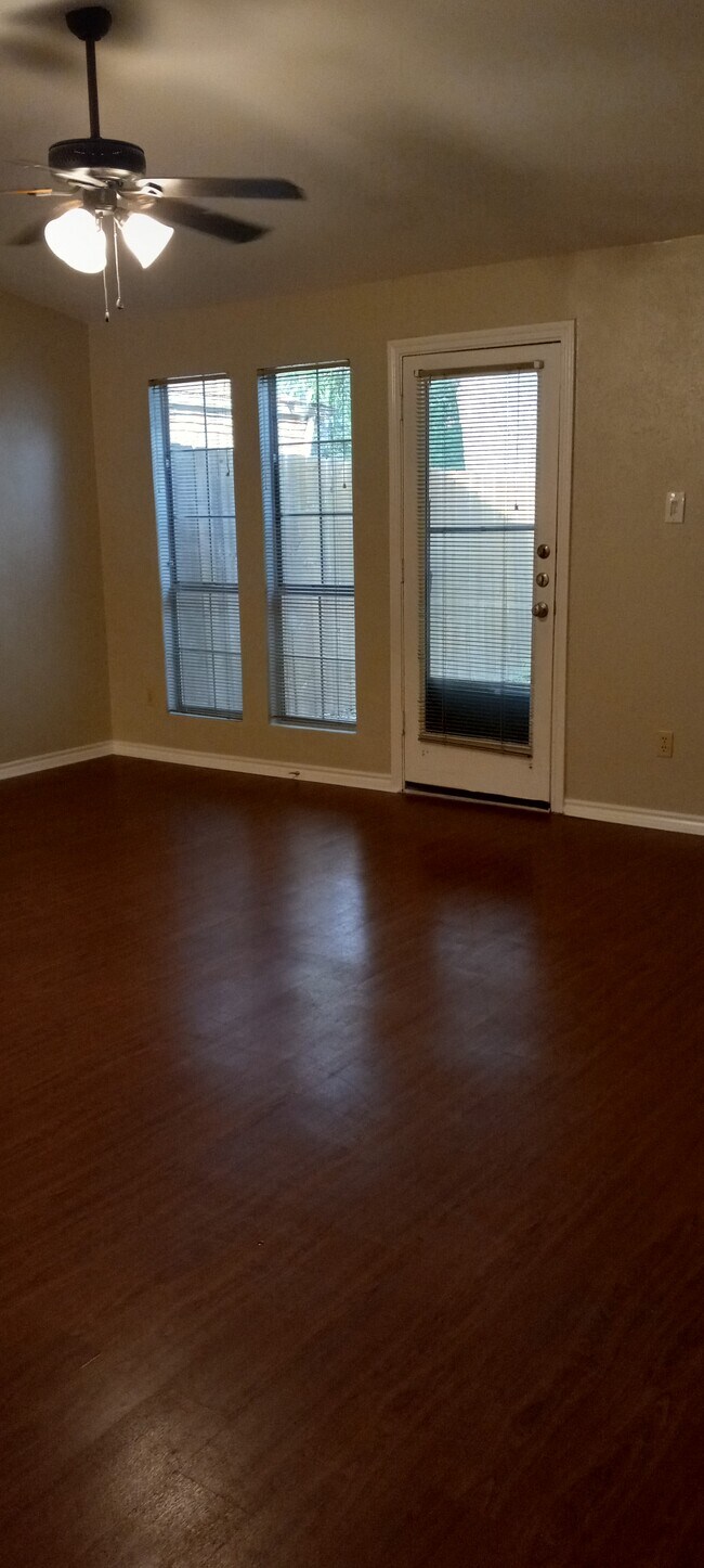 Building Photo - 3200 Foxboro Dr