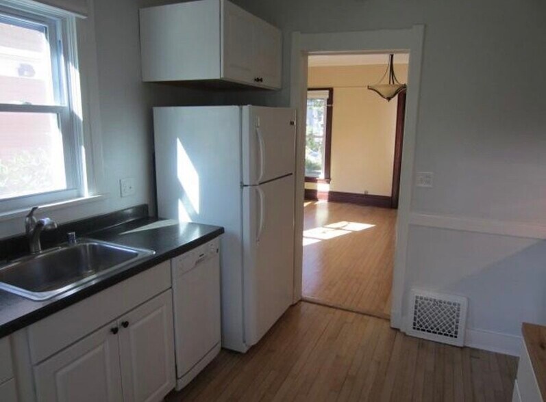 Building Photo - 521 Maple Ave