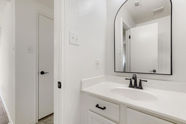Building Photo - 512 Woodford Dr