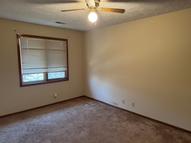 Building Photo - Spacious Harvey Oaks 4-bedroom home with classic charm and modern updates