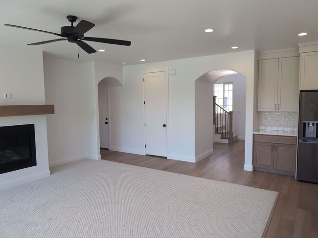 Building Photo - 5 Bedroom, 4 Bathroom Home in Washington!