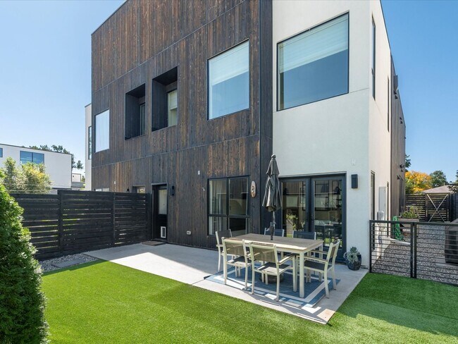 Building Photo - Luxury 3-Bed, 3.5-Bath Denver Home with Ro...