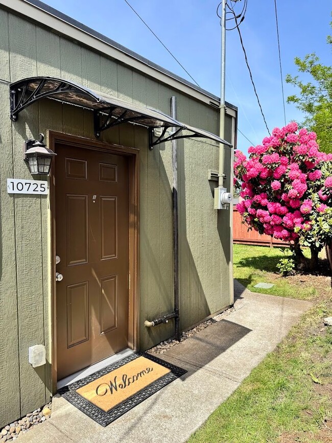Building Photo - Charming 2 Bedroom Duplex - Granite Counters, Plank Flooring, Fully Fenced, Storage Shed!