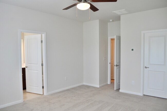 Building Photo - Beaver Creek Commons 3 Bed | 3.5 Bath Town...