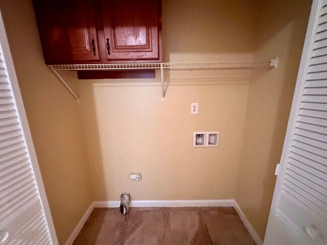 Building Photo - 2 Bedroom 1 Bath Available with Water, Tra...