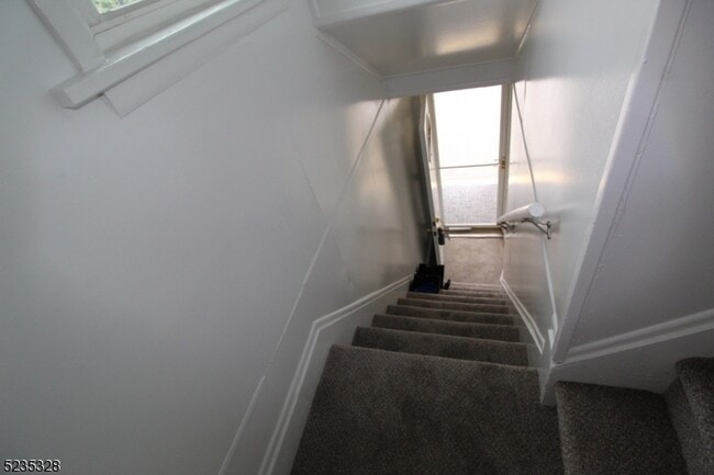 Building Photo - 28 White Meadow Ave