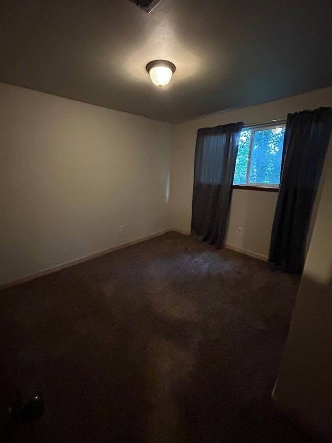 Building Photo - 5 bed, 2 bath Covington Home w/2-car garag...