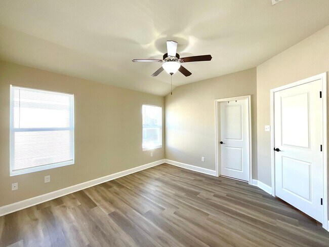 Building Photo - **APPLICATION RECEIVED** Three Bedroom Townhome in Prime Location! Close to New IKEA, I-35, Forum...
