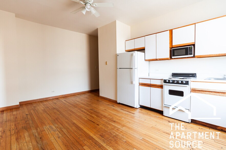 Building Photo - 634 W Barry Ave