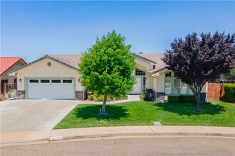 Building Photo - 3 bedroom 2 Bath home with garage, yard an...