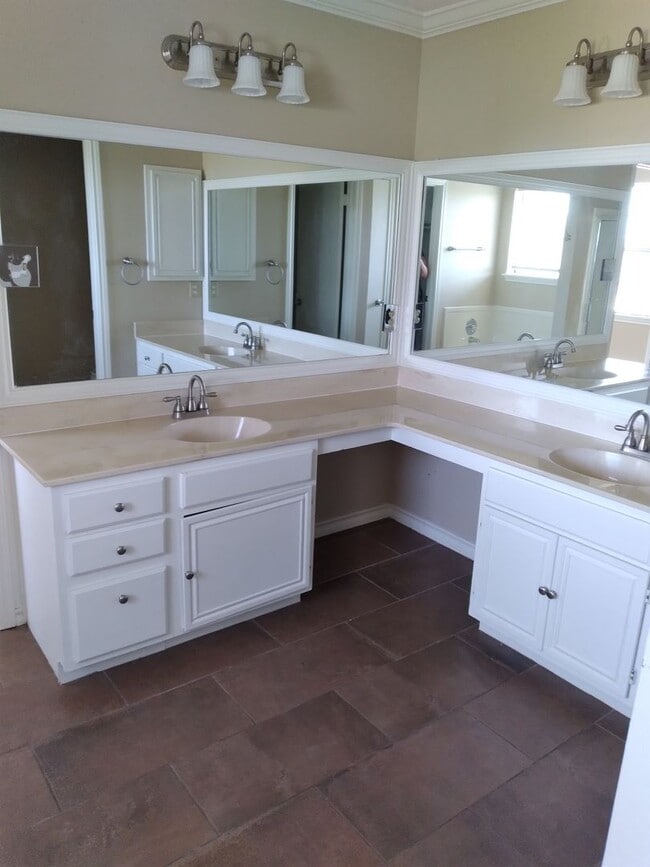 Building Photo - 4 bedroom 2.5 bathroom