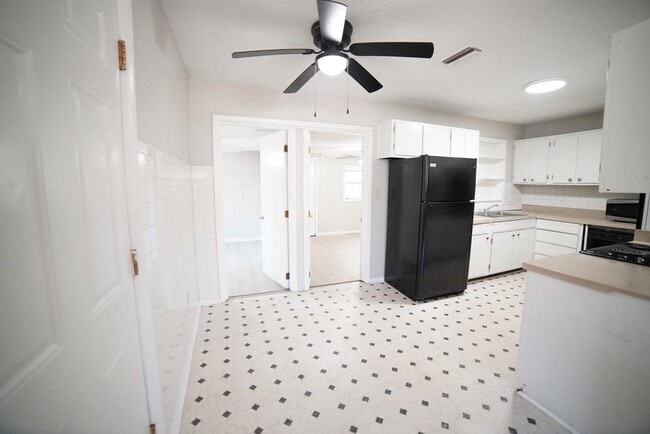 Building Photo - 318 Meadowbrook Ln