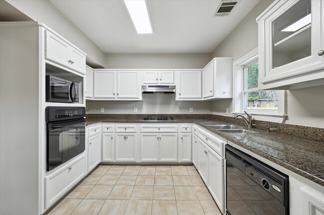 Building Photo - 409 Pecore St