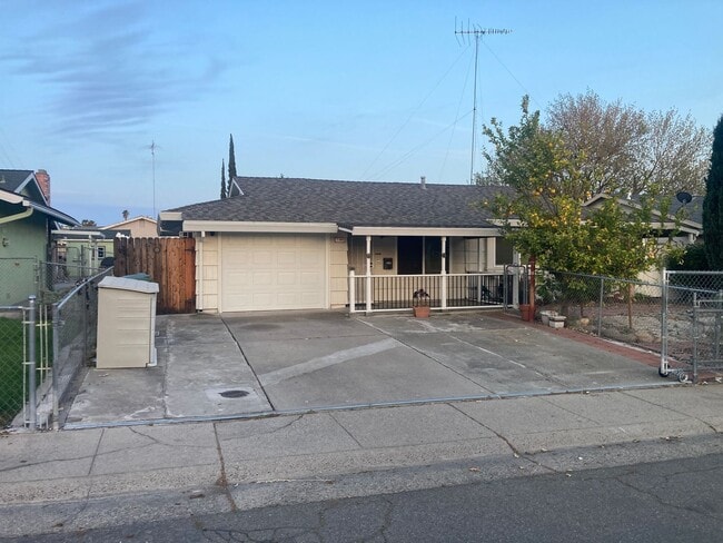 Building Photo - Spacious 3 bed 1 bath plus bonus room! Pet friendly with nice size back yard