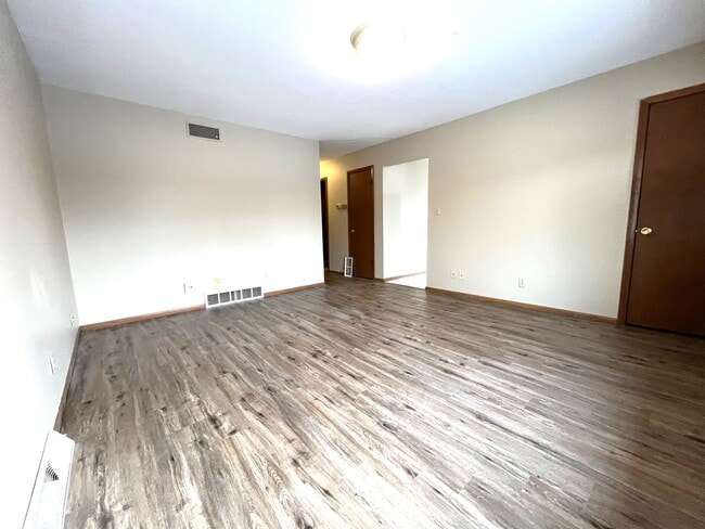 Building Photo - 3 Bedroom/1.5 Bath - Single Family Home with GARAGE!