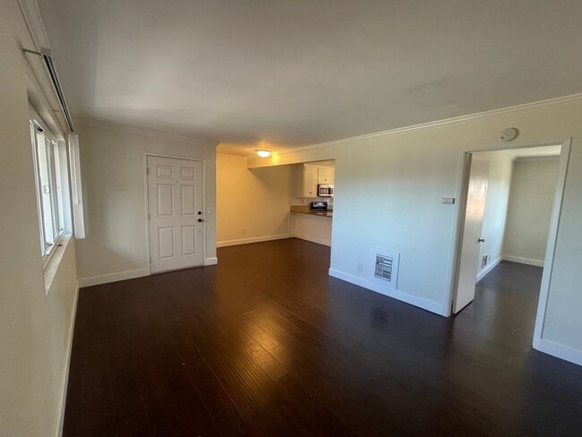 Building Photo - 1 Bedroom Just Blocks From the Ocean