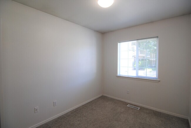 Building Photo - 1386 Brown St