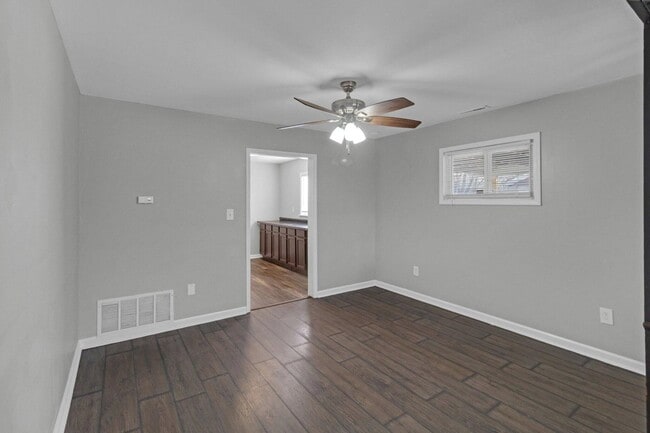 Building Photo - Marshalltown Deluxe